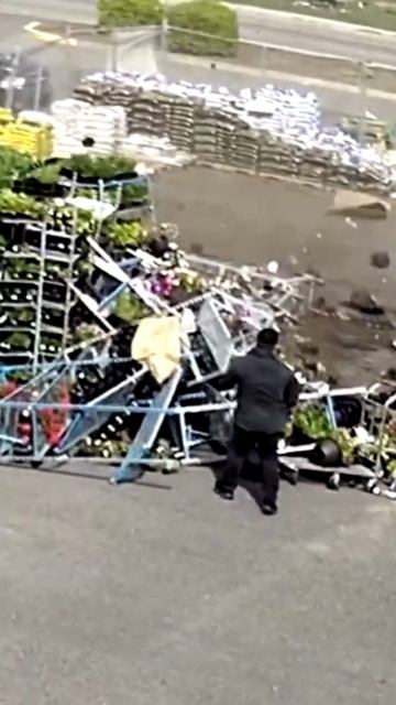 Сильным ветром снесло товар на рынке