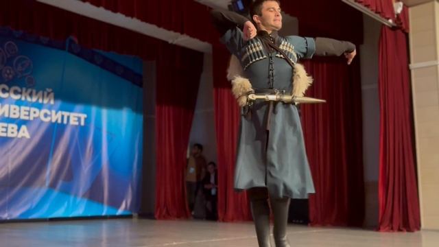 На сцене Студвесны солист ансамбля СКГА «Снежные вершины» Ислам Кагов