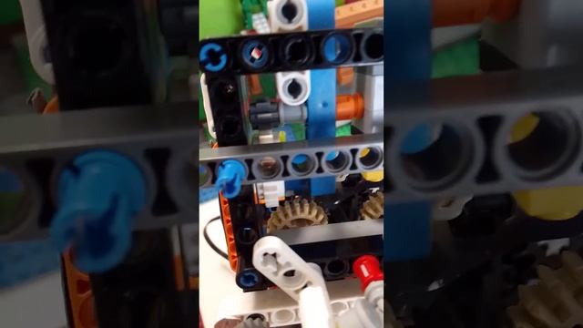 Тест поднятия и опускания головы Бон Бона. #lego #sisterlocation #fnaf #лего #robot #fnaf