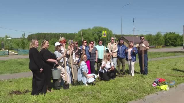 Ко Дню предпринимателей в селе Ленино-Кокушкино посадили тридцать саженцев ели.
