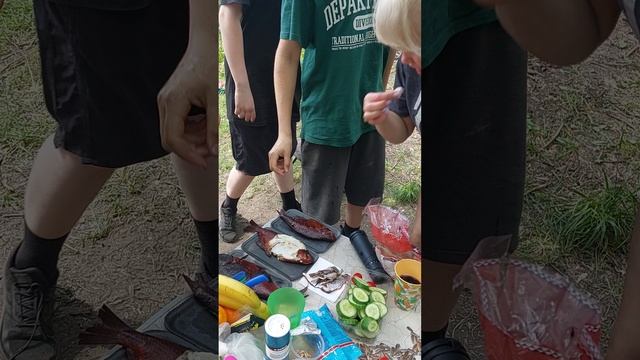 На рыбалке пробуем копченого леща #рыбалка #копченыйлещ