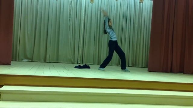 Девочка круто танцует хип хоп