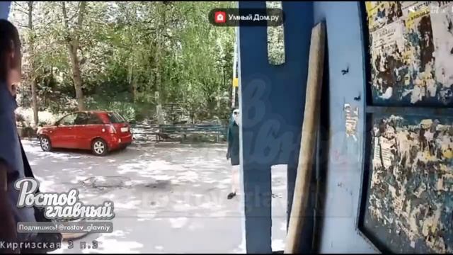 ВЫВЕДЫВАЕТ ОБСТАНОВКУ: этот мужчина ходит по многоквартирным домам и интересуется одинокими.