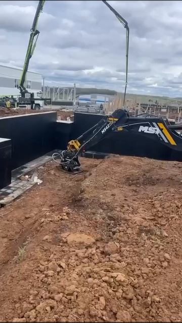 Трамбовка EXTEN Tamp300i на экскаваторе-погрузчике MST 644. Виброплита от производителя.