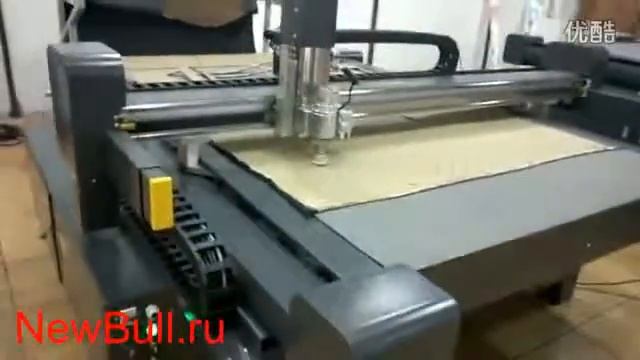 Планшетный режущий плоттер DCZ в процессе резки подуше?