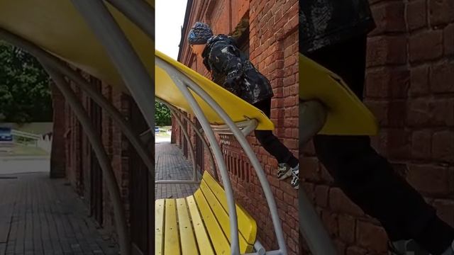 Залезаемем на крышу скамейки