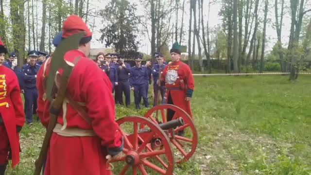 Реконструкторы обучают желающих стрельбе из пушки после реконструкции