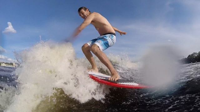 Вейксерфинг в школе Wake Team на акватории Химкинского водохранилища в Москве