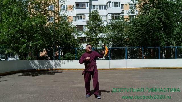 Разминка с тренировочным мечом Дао на спортплощадке (5)