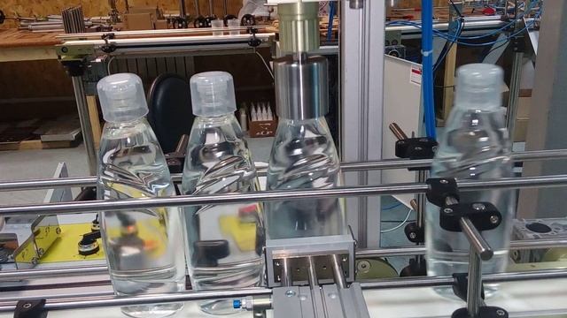 Закручивание крышки на пластиковый флакон кондиционера для белья