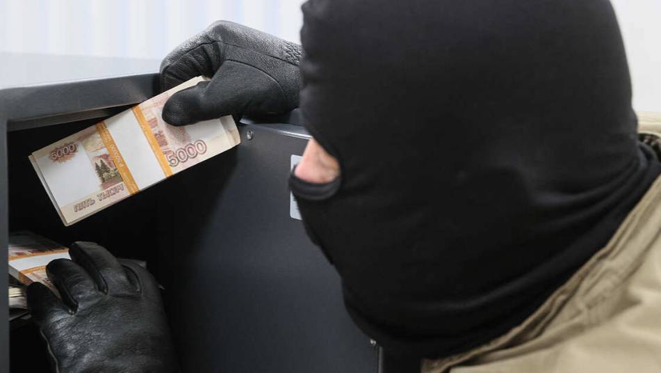 Грабитель похитил сейф с 10 млн рублей из квартиры москвички