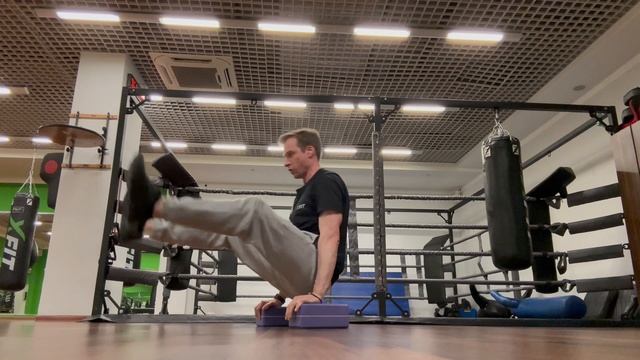 Tuck planche + L-sit