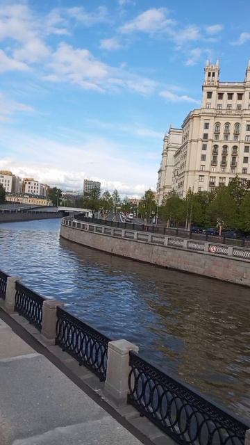 Дом на Котельнической набережной нравится мне с любого ракурса, со всех сторон