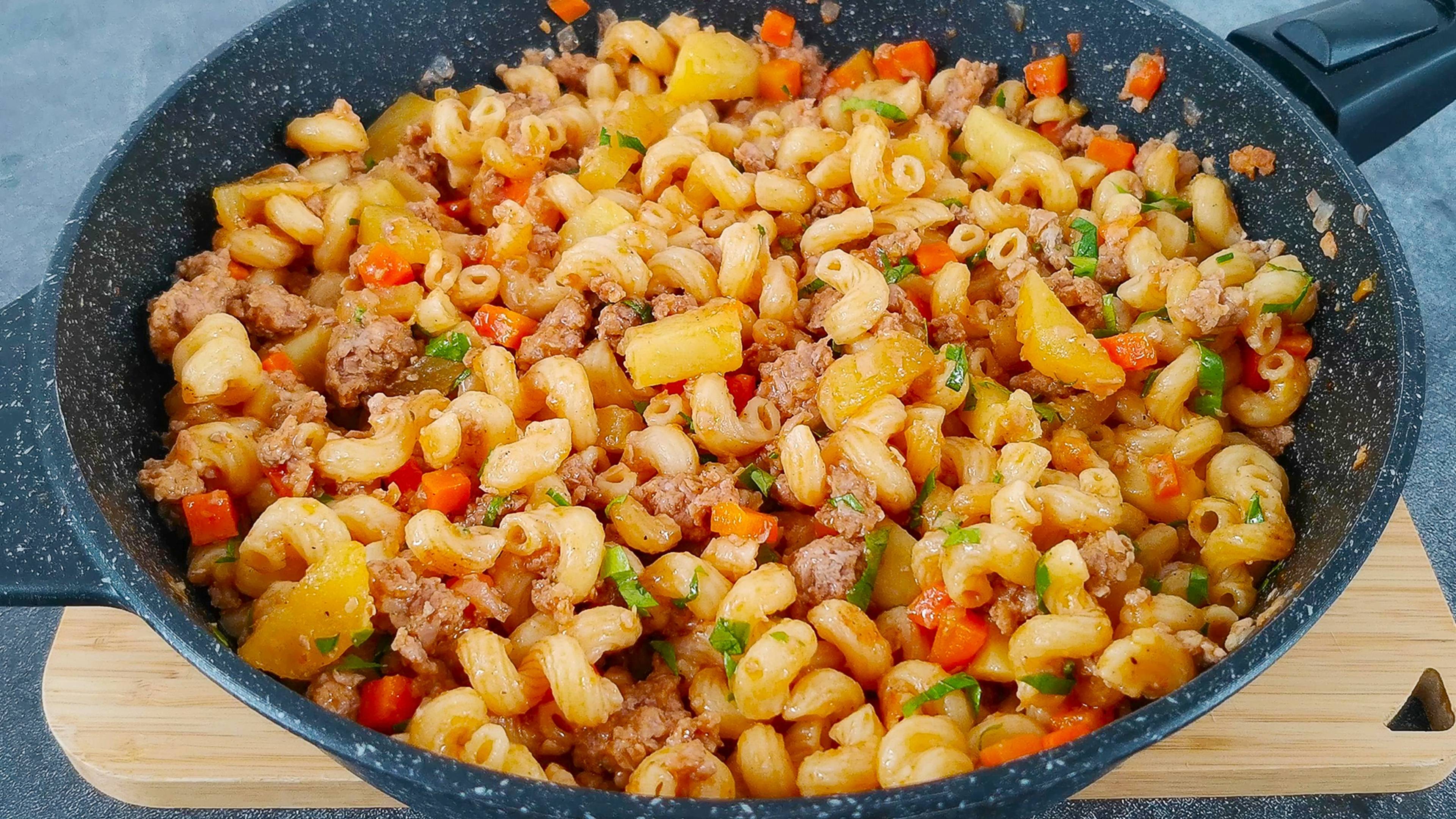 Макароны с фаршем и картофелем. Необычно, но очень вкусно