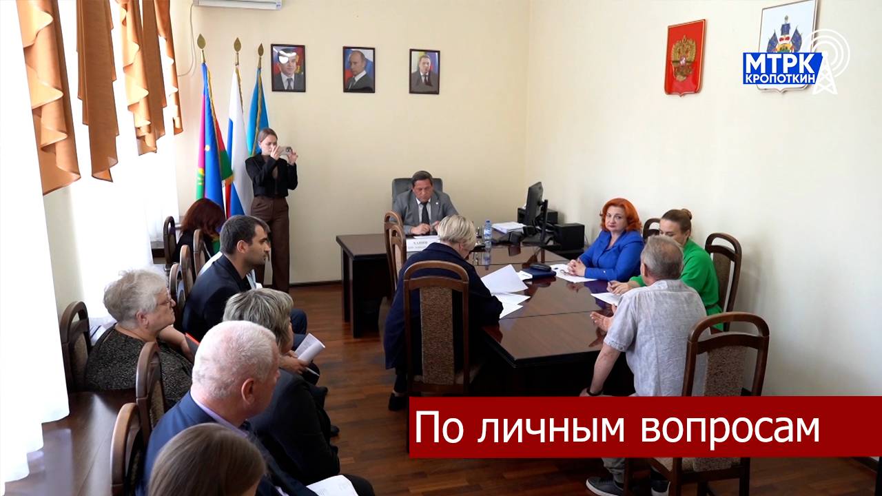 Глава Кавказского района Юрий Ханин  провел прием граждан.