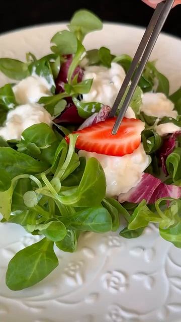 🥗 Салат с клубникой и страчателлой