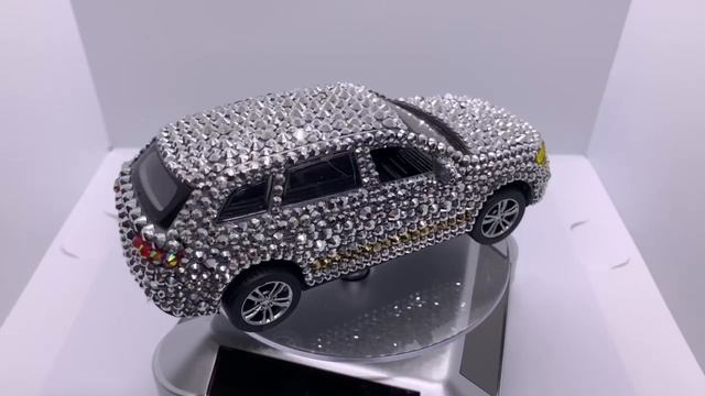 Моделька машины из страз.