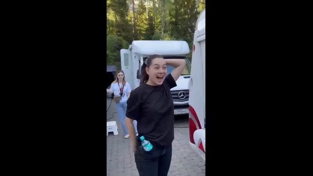 Карибидис показывает Кравец свой новый наряд