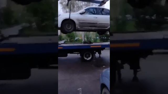 В Ярославле женщина заблокировала выезд на парковке, в итоге, были вызваны сотрудники ДПС.