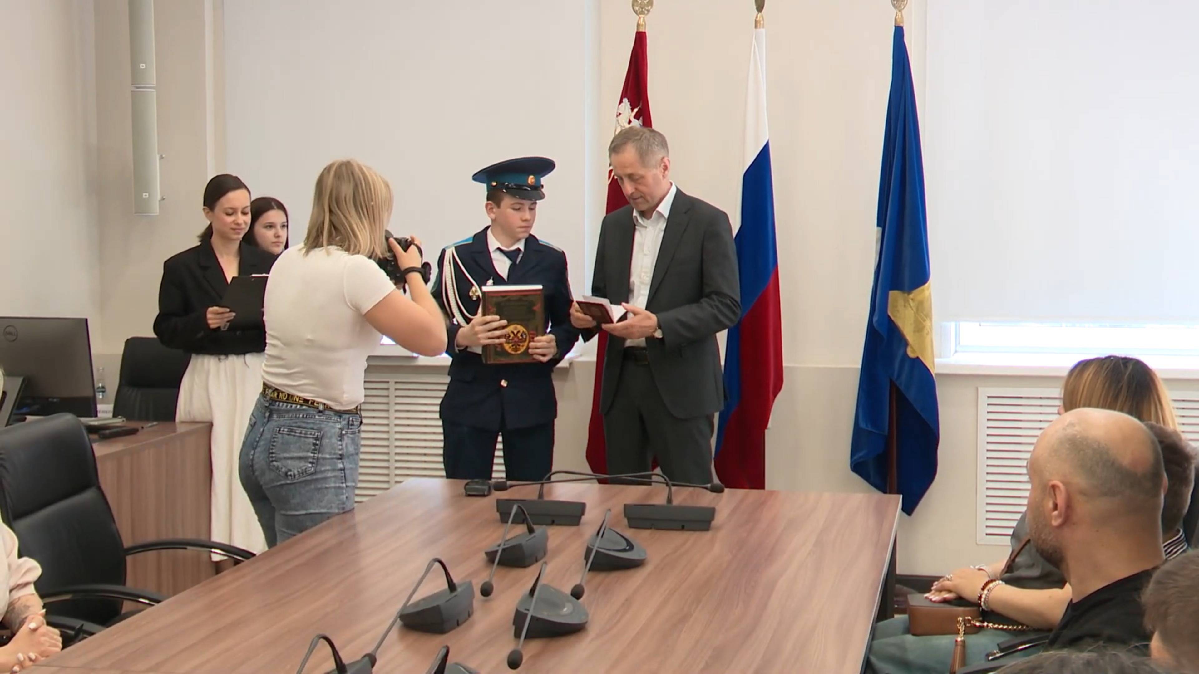 5 школьников Реутова получили первый паспорт в администрации округа 26.05.2025