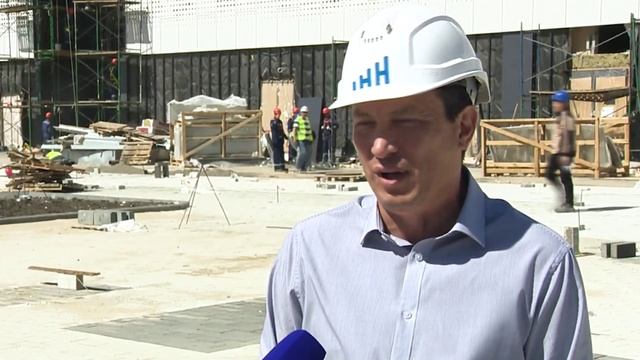 Лед начали заливать в строящемся Ледовом дворце на Стрелке