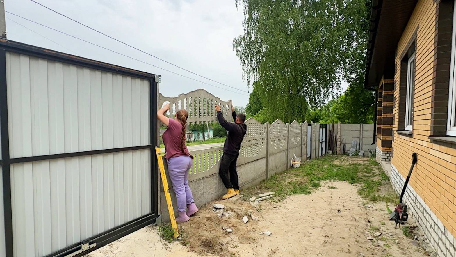 Пришлось сломать новый забор. Зачем мы это делаем? Перестройка старого дома. Как это было?