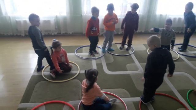 Сьогоднi наша тема  "Осiлi (зимуючi) птахи" пограли в  цiка