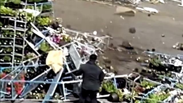 Сильным ветром снесло товар на рынке