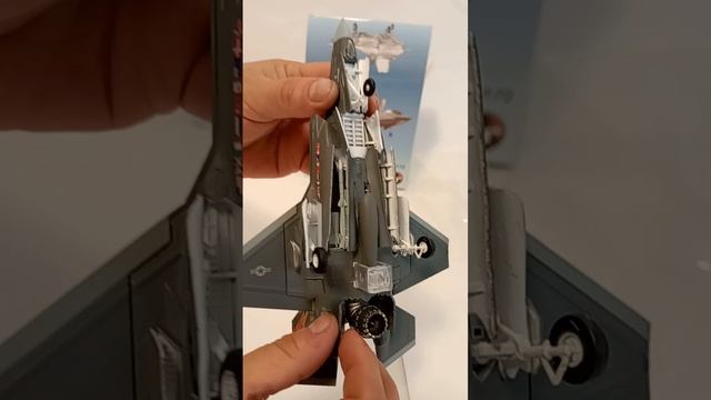 Коллекционная модель американского самолёта F35B Лайтнинг 2 в масштабе 1:72.