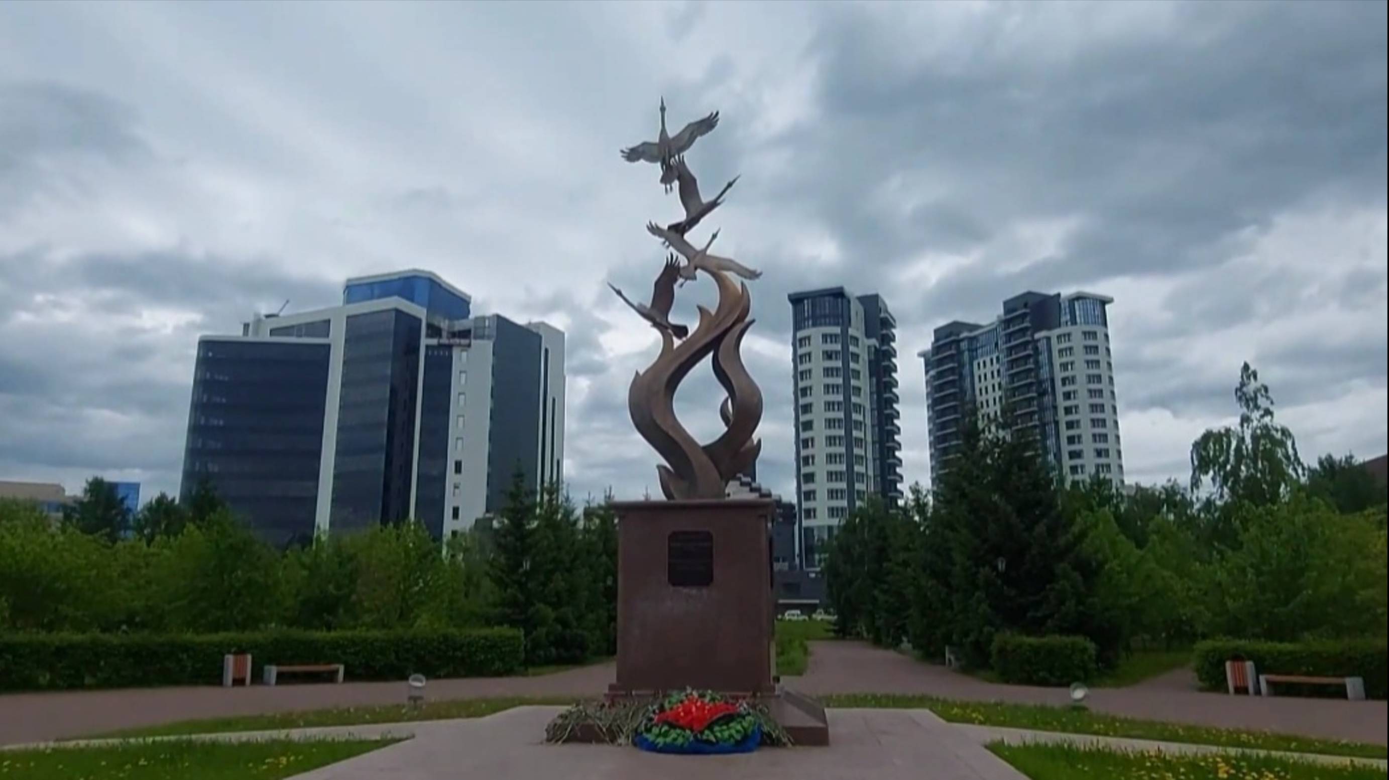 Красноярск .Сквер Победителей.Композиция "Журавли моей памяти "