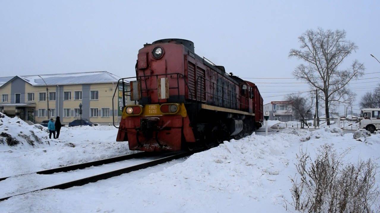 Тепловоз ТЭМ2-5136 вытягивает новые вагоны Алтайвагона с завода.