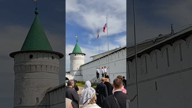 Служба и пение гимнов на освящении знамен у стен  Ипатьевского монастыря.