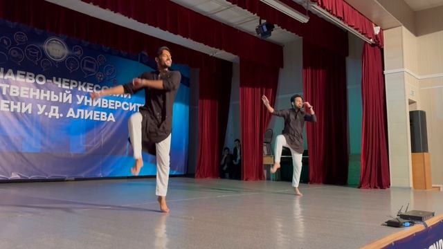 С хореографическим номером выступают иностранные обучающиеся Медицинского института СКГА