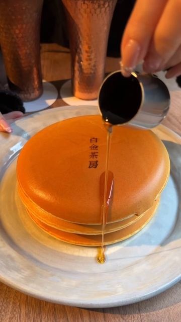 GDndOSZMMvM - 綺麗に焼いた3段パンケーキ！福岡にある「白金茶房」#福岡グルメ #japanesefood #japantravel