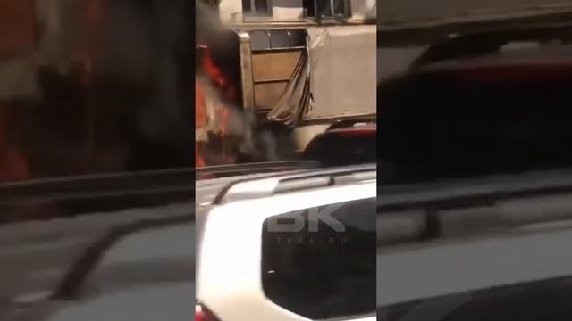 На Мичурина перед съездом на Октябрьский мост загорел