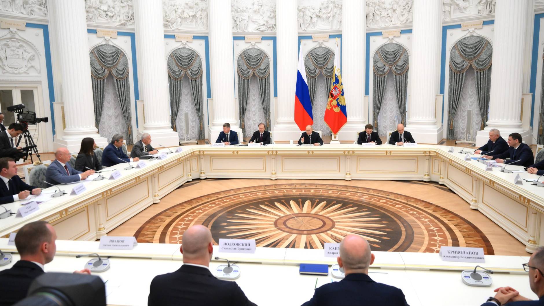 Владимир Путин провёл встречу с представителями российских деловых кругов.[ 2025 ]
