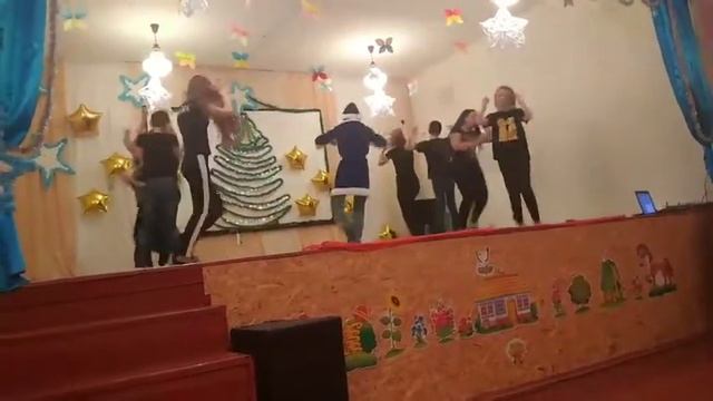 Новогодний танец от 7 класа