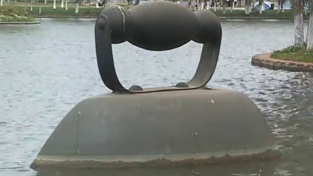 China, Kunming,  In the park, Iron - Китай, Кунминь. В парке.  Утюг