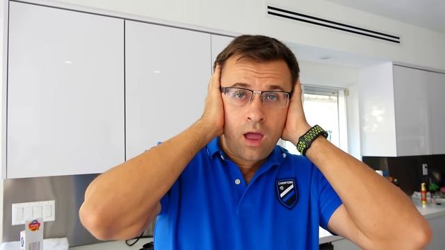 Диана и Рома Диана притворяется, что играет с новыми игрушечными машинками