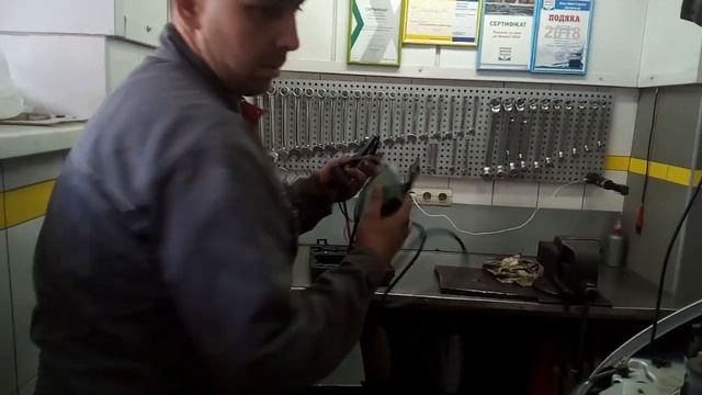 БОШ Автохелф . Перевірка гальмівної рідини тестером Bos