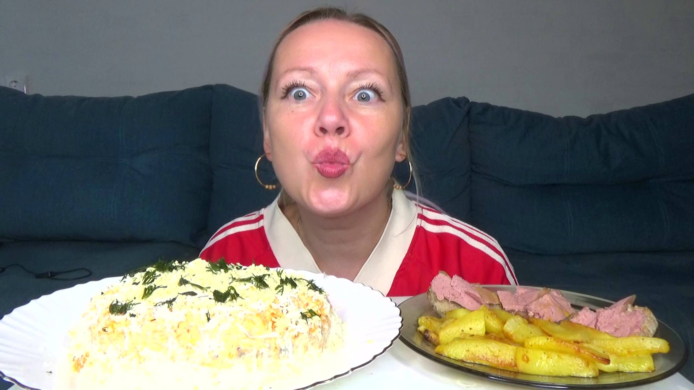 Мукбанг салат  мимоза, кабачки жареные ,бутеры. Еда на камеру.