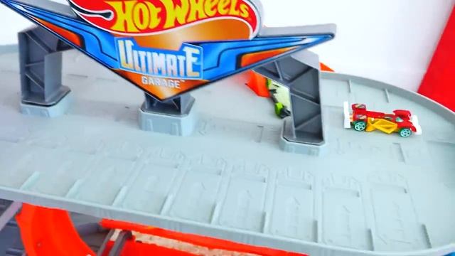Влад и Никита играют с игрушечными машинками   Город Hot Wheels