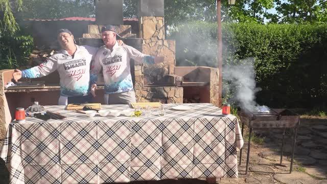 "И РЫБА И МЯСО"  Гость фестиваля Юрий Филин готовит судака в лаваше.
