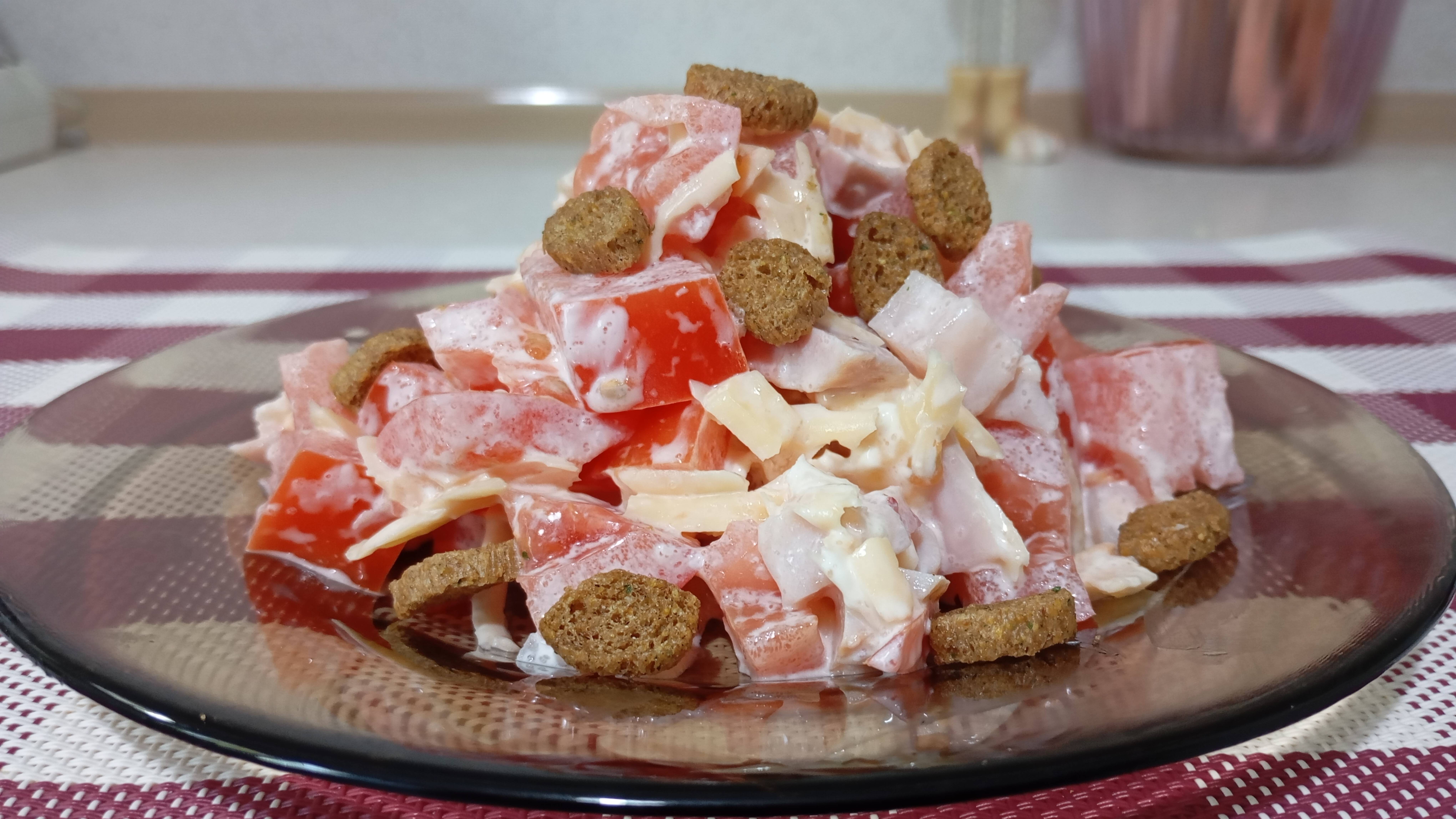 Салат с ПОМИДОРАМИ и копченой КУРИЦЕЙ.