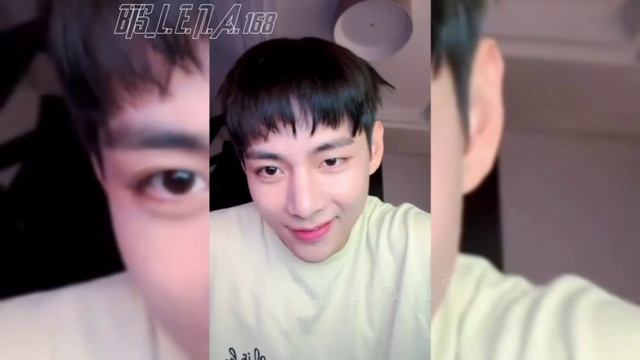Привыкает к новому образу. Он явно ему нравится. Тэ на Weverse live 12.05.2023