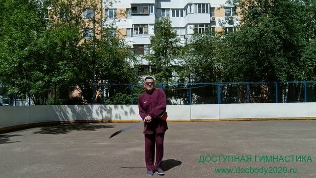 Разминка с тренировочным мечом Дао на спортплощадке (4)