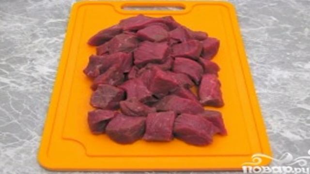Говядина, тушенная с черносливом и картофелем в горшочке
