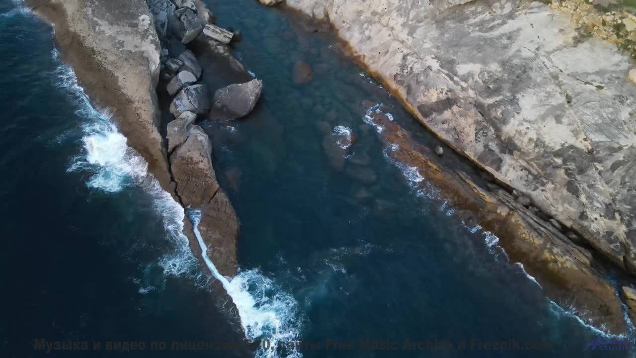 Природа звучит как никогда честно под этот саунд - Mountains All Around Us -- Scott Holmes Music --