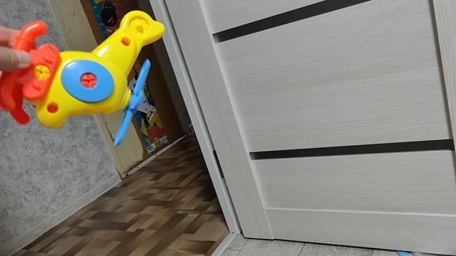 играем в игрушечный вертолет для малышей