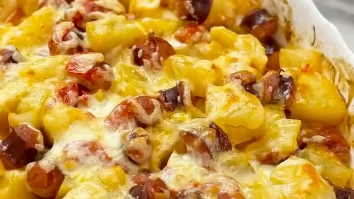 Картофель с колбасками в духовке...🥘🍠😋    Рецепт в описании ✍️